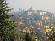 33 Da San Vigilio Citta Alta con foschia